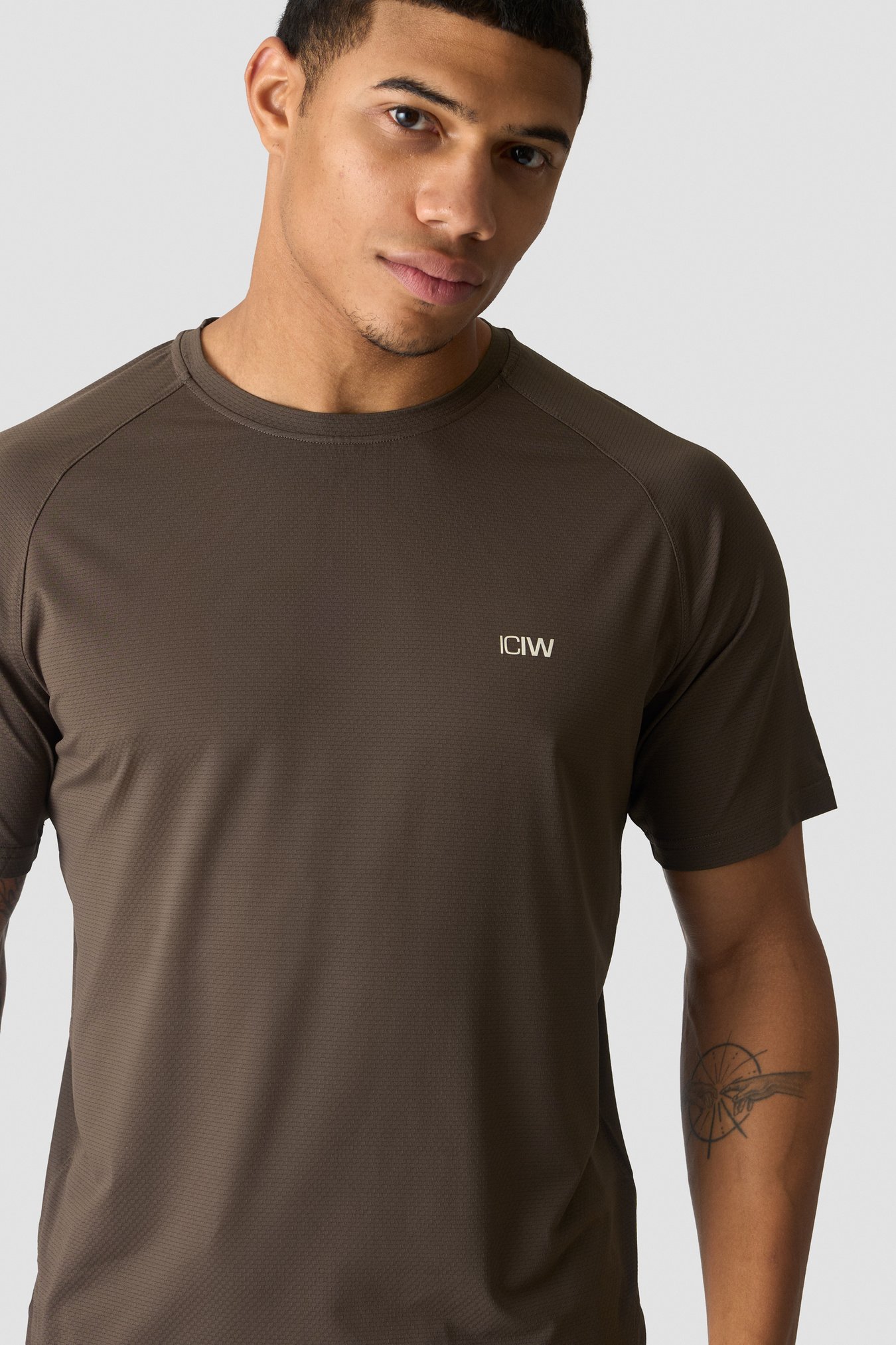 Stride Raglan Mesh T-shirt Men Dark Brown - image 2