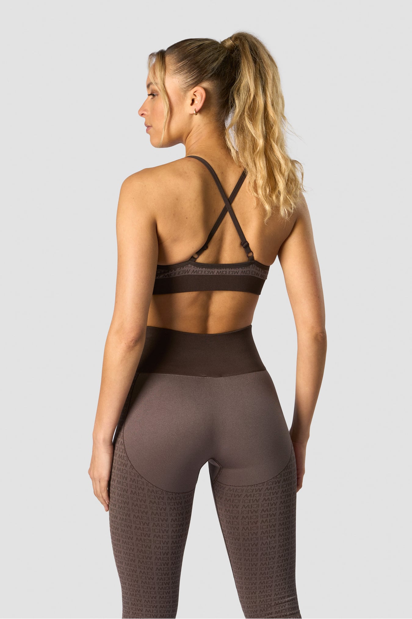 Signature Seamless Sports Bra Dark Brown - image 2