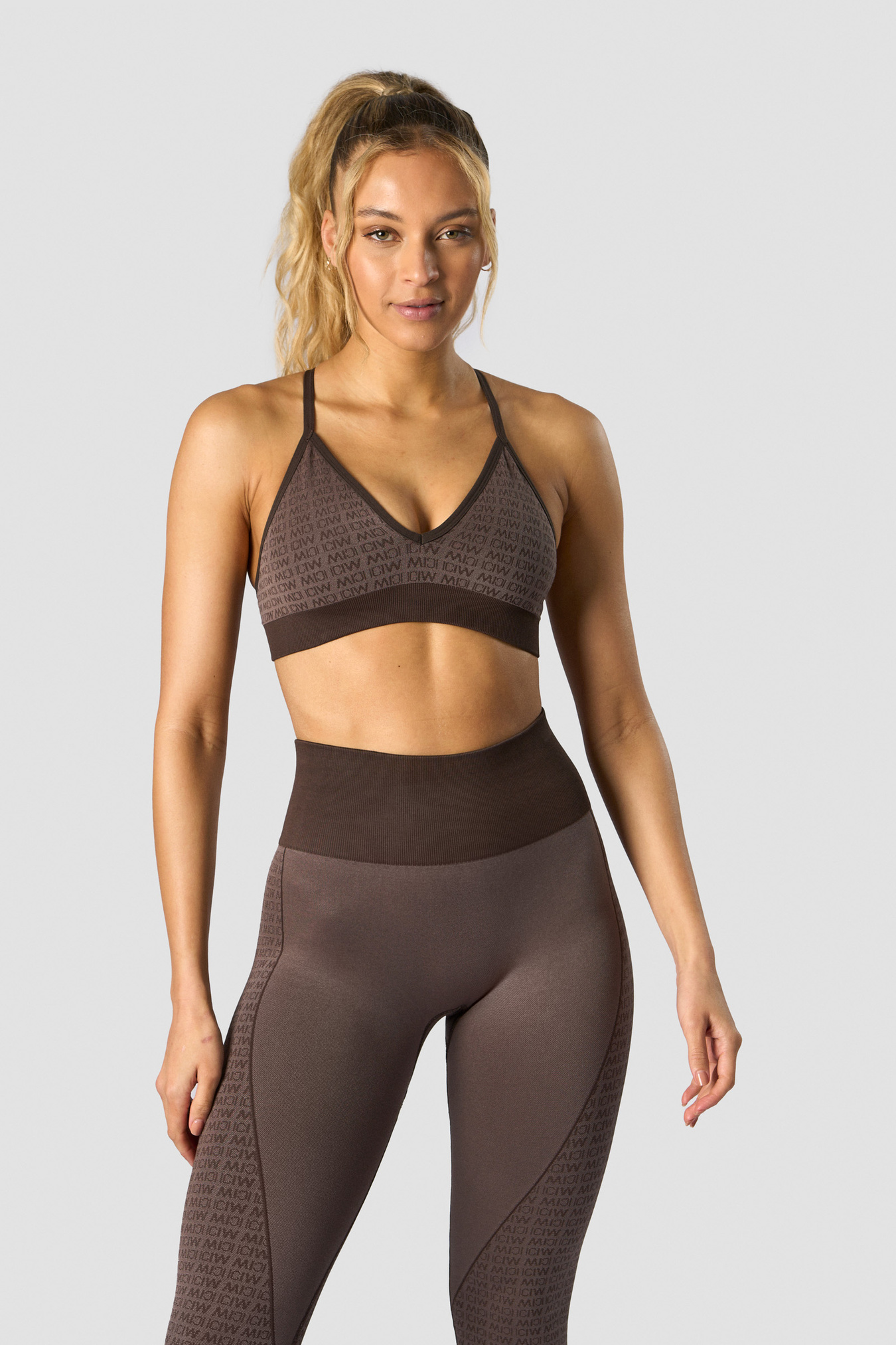 Signature Seamless Sports Bra Dark Brown - image 1