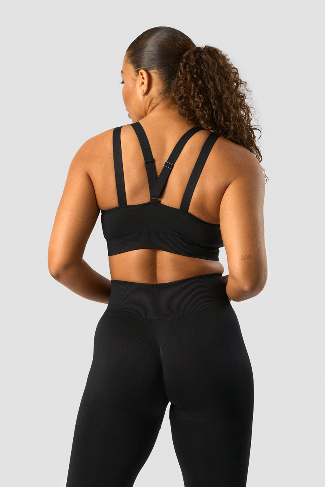 Deluxe Seamless Adjustable Sports Bra Black - image 2