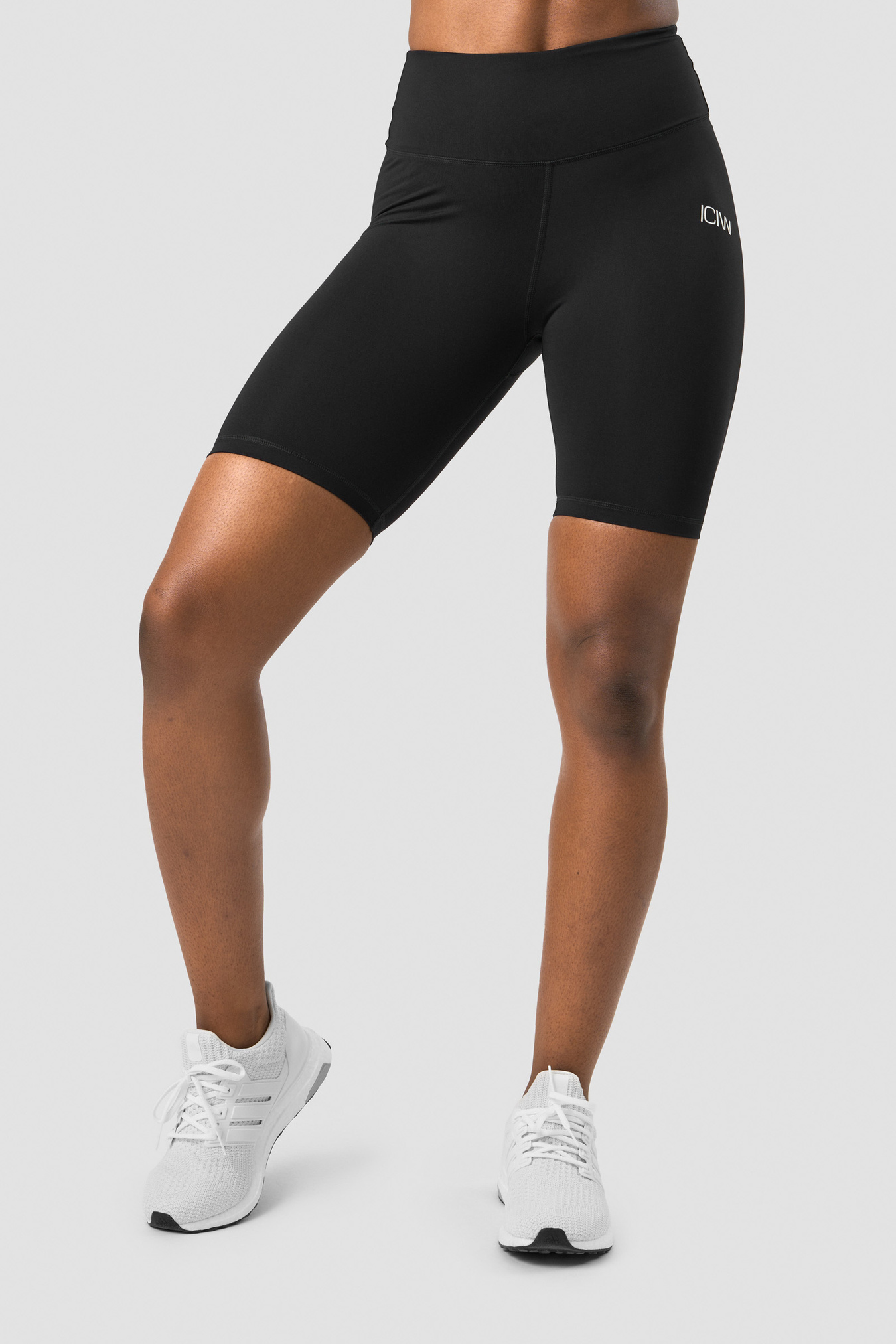 Scrunch V-Shape Biker Shorts Black Wmn - image 2