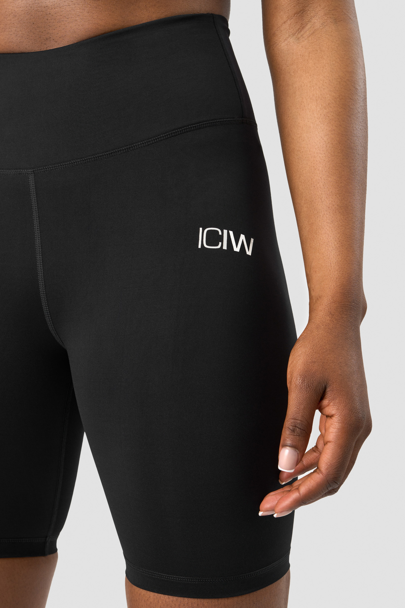 Scrunch V-Shape Biker Shorts Black Wmn - image 4