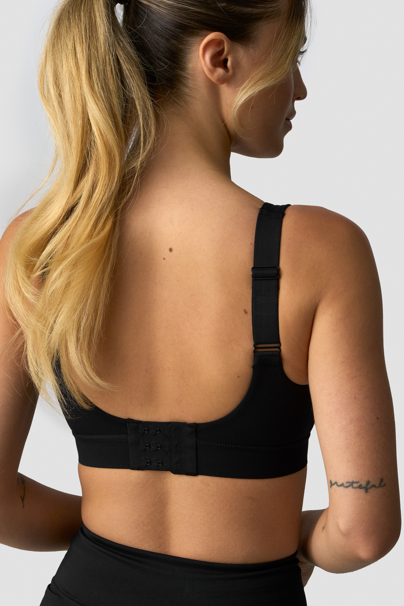 Essential Mid Support Sports Bra Black - Bild 1