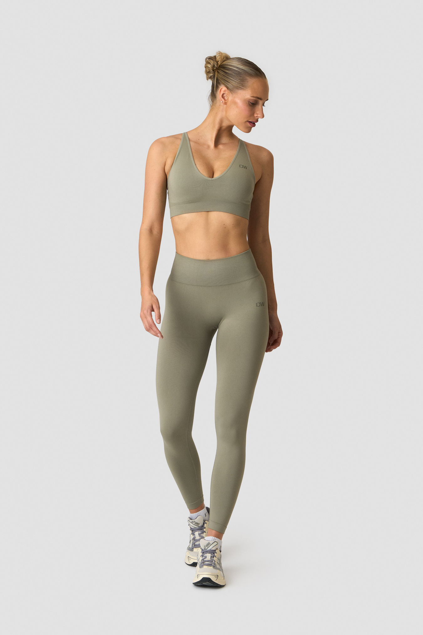 Sculpt Seamless V-neck Sports Bra Light Khaki Green - bild 3