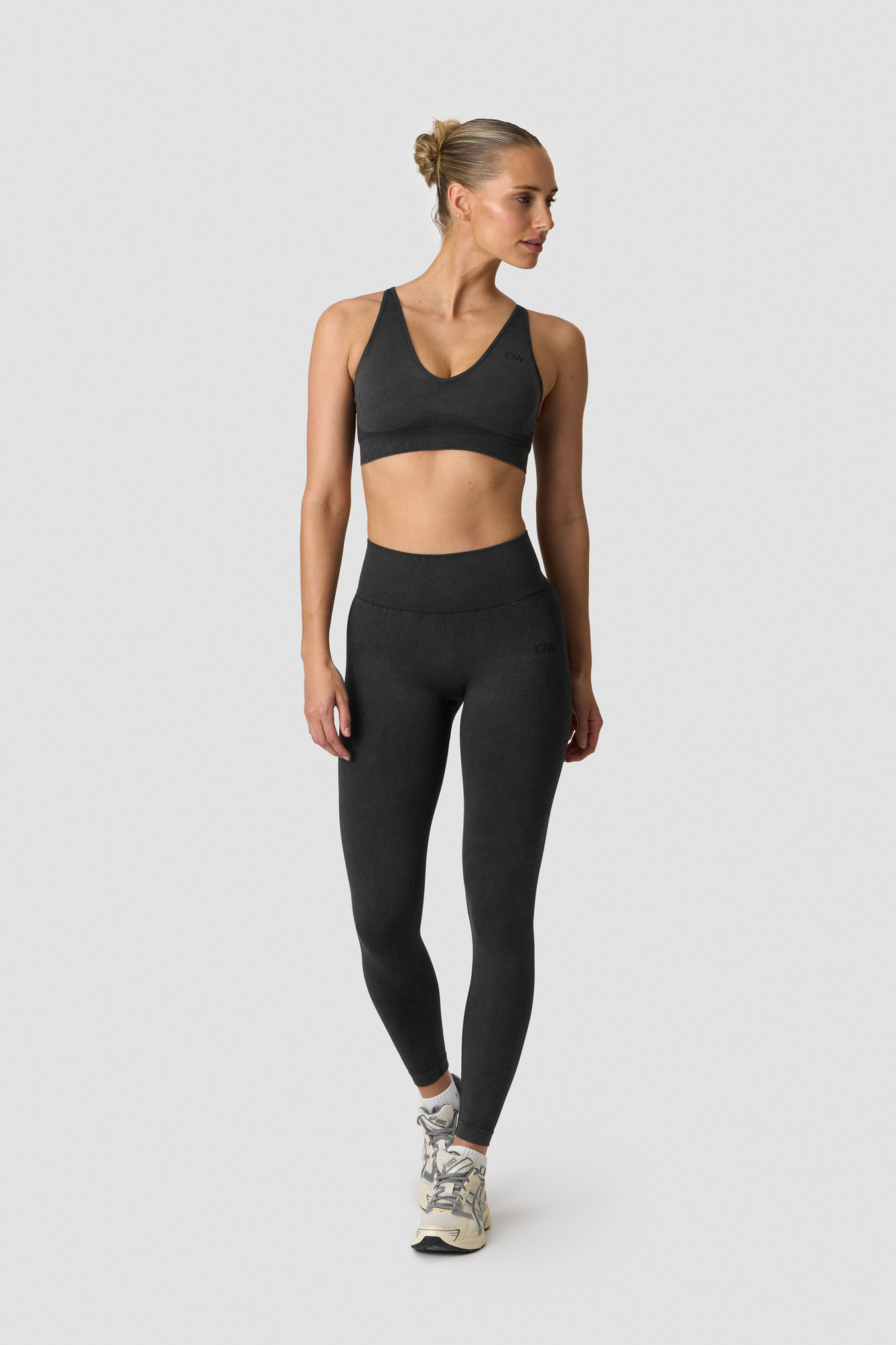 Sculpt Seamless V-neck Sports Bra Stone Wash Black - image 3