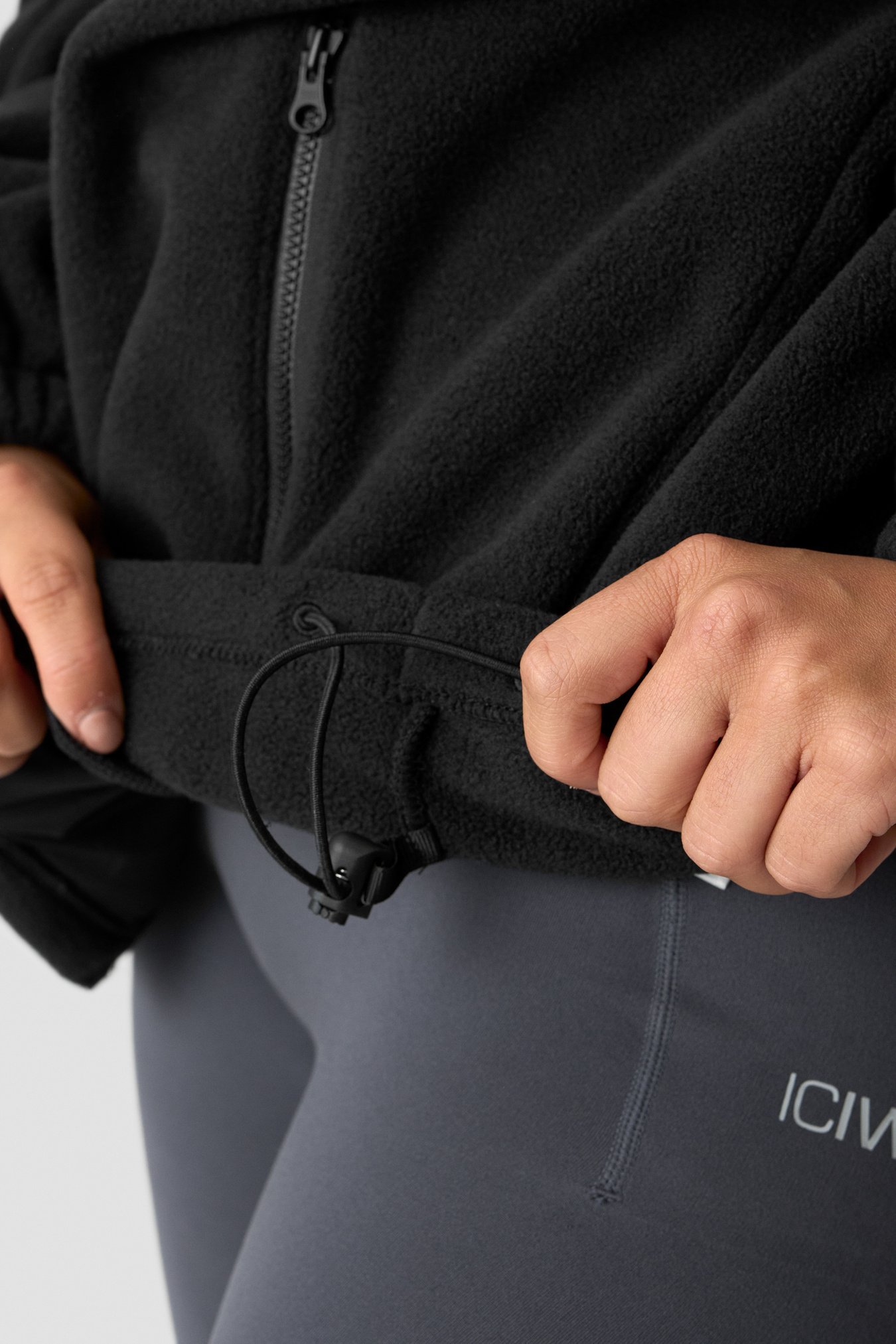 Essential Fleece Black - image 5
