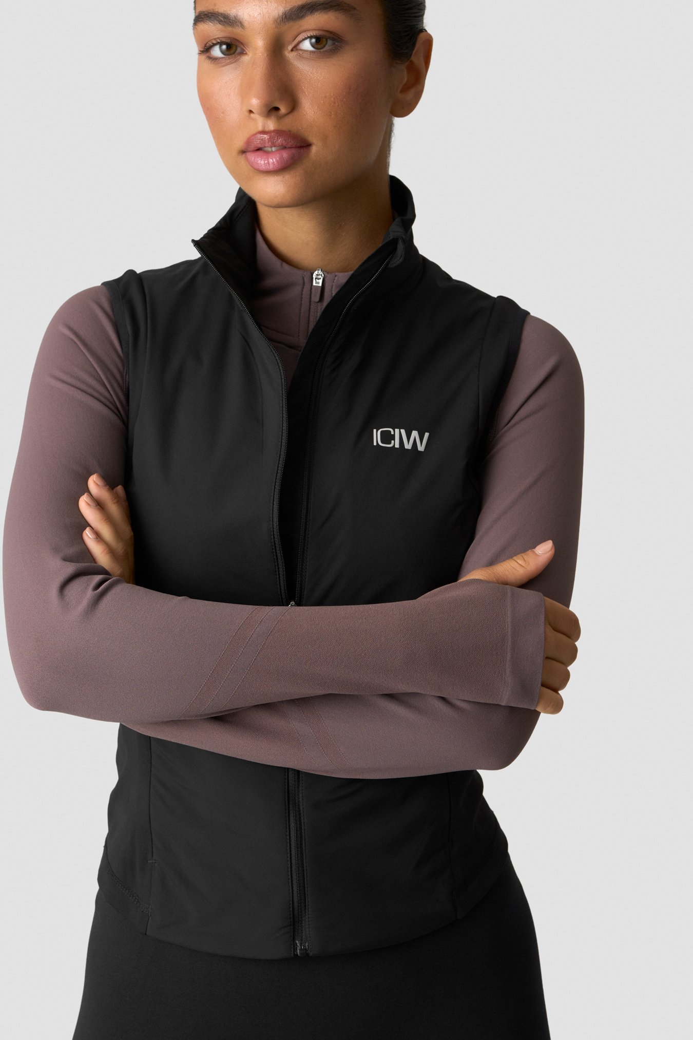 Essential Insulated Vest Black - image 2