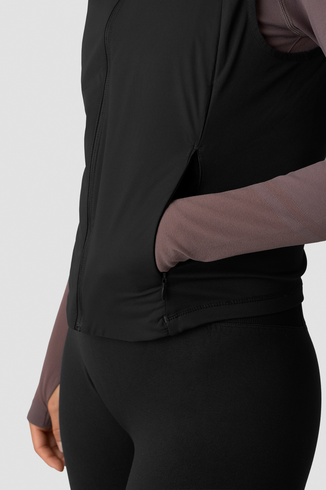 Essential Insulated Vest Black - image 6