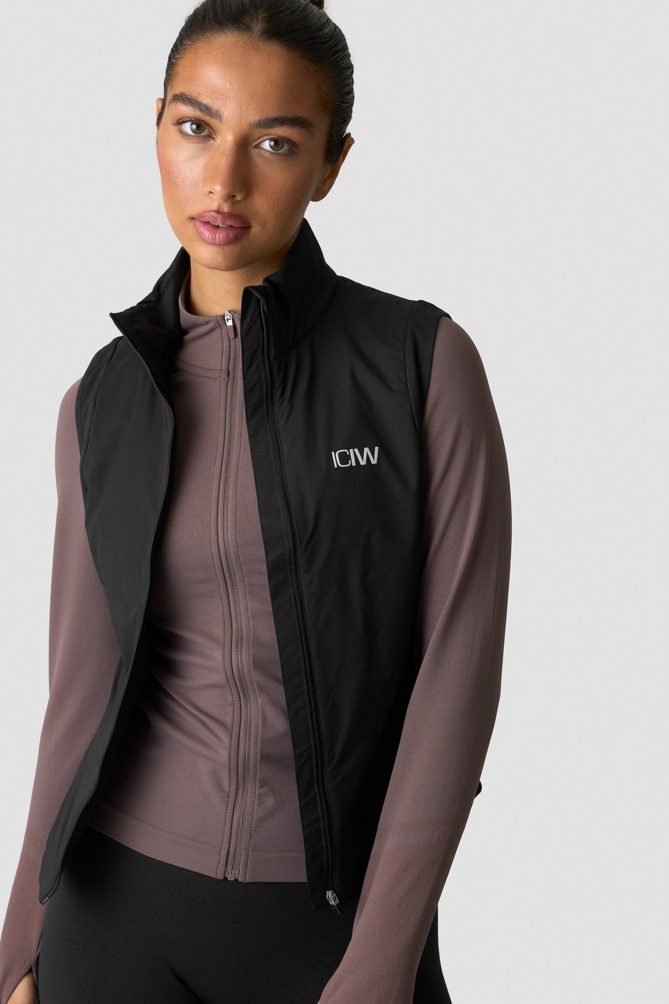 Essential Insulated Vest Black - image 3