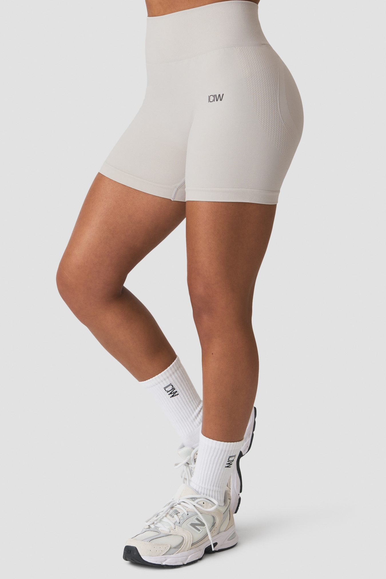 Sculpt Seamless Midi Shorts Light Dusty Beige - bilde 3