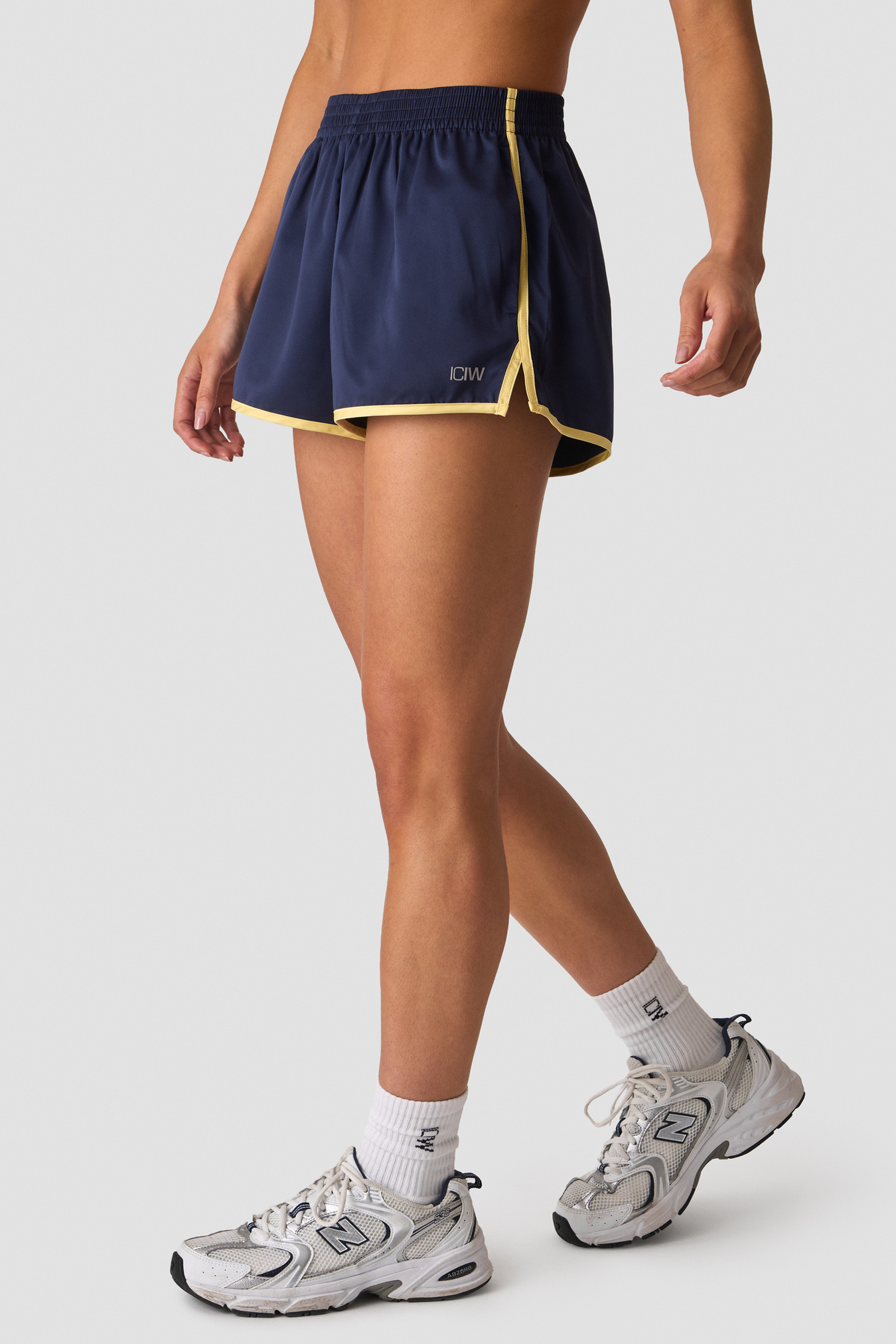Contrast Shorts W Navy/yellow - image 1