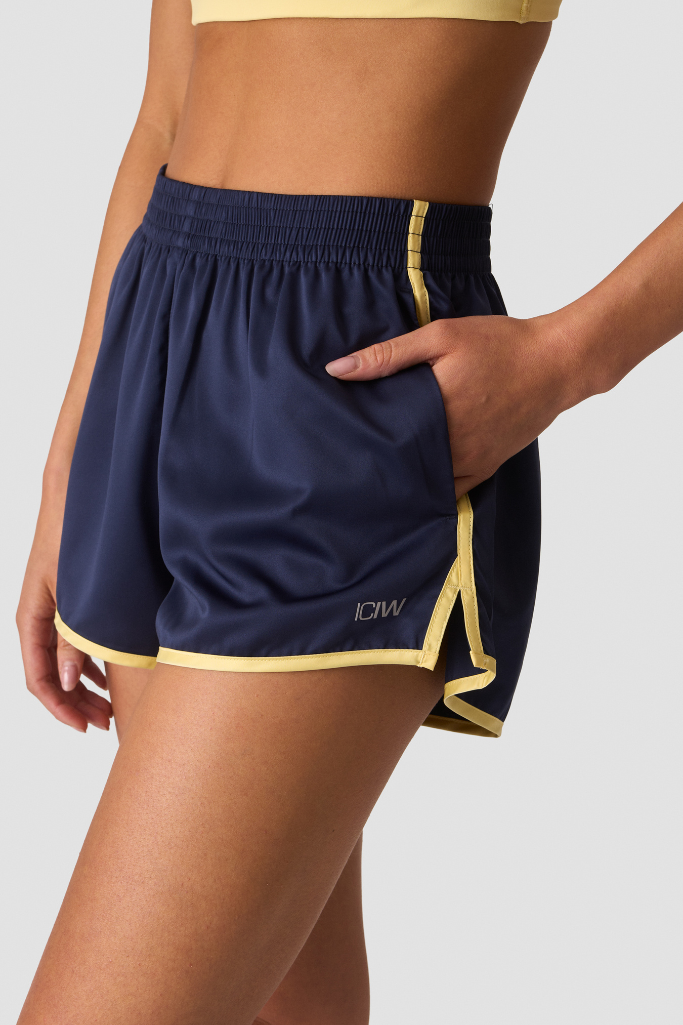Contrast Shorts W Navy/yellow - image 3