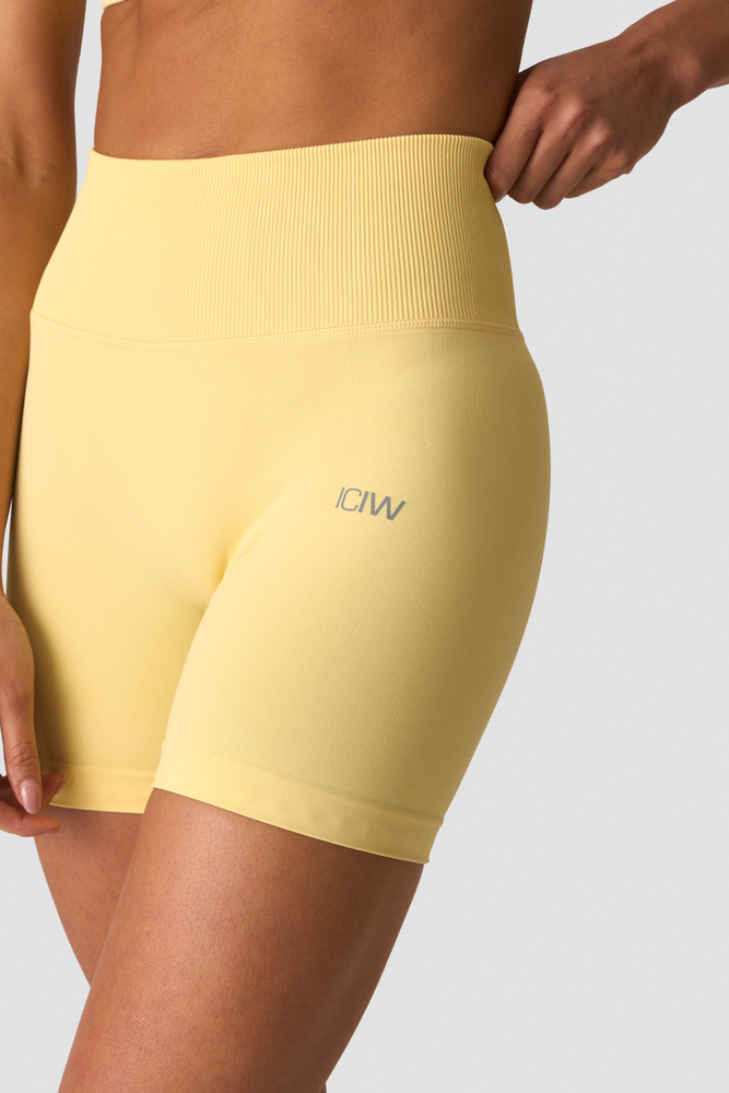 Define Seamless V-shape Midi Shorts W - High-waisted, squat-proof